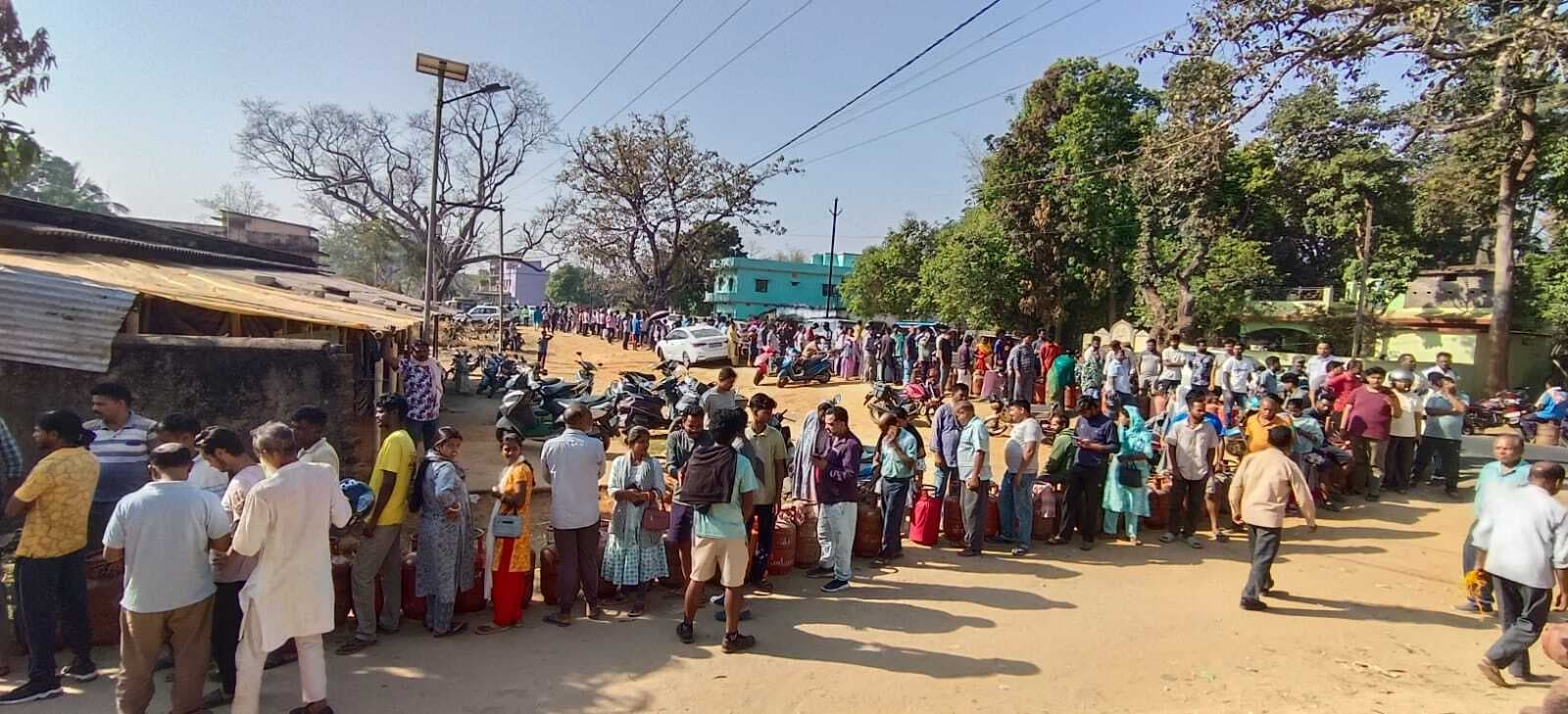 गैस सिलेंडर लेने के लिए लगी लंबी कतार