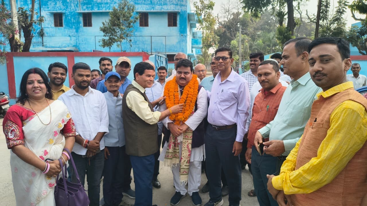 डॉ सुधांशु ने सीनेट चुनाव को भरा नामांकन का पर्चा