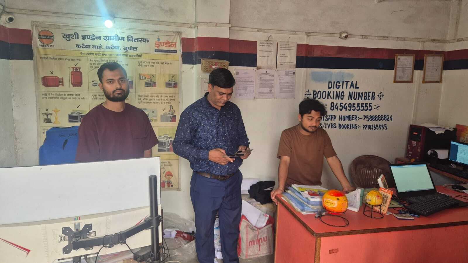 पिपरा में गैस एजेंसियों पर प्रशासन की सख्ती, अफवाहों के बीच स्टॉक की जांच