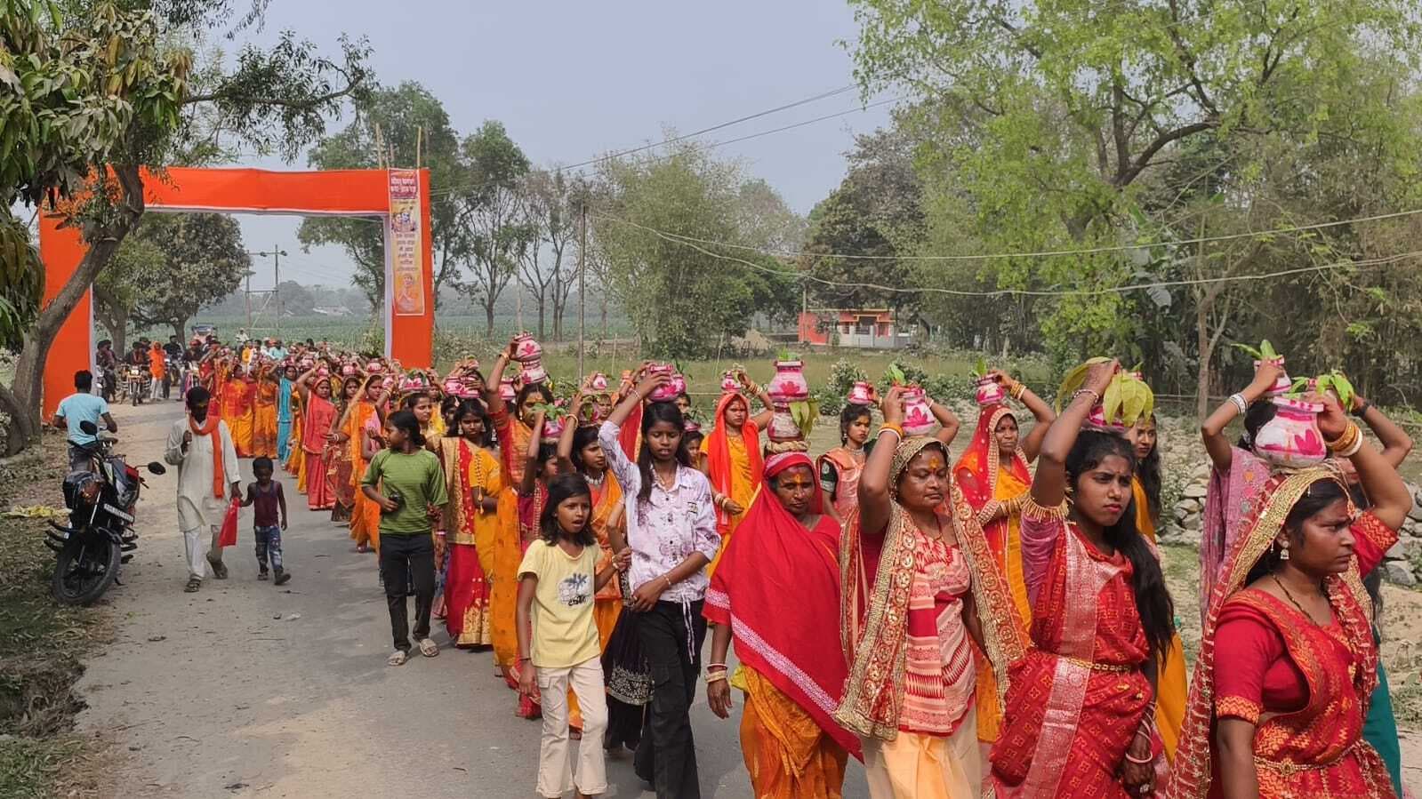 भागवत कथा यज्ञ को लेकर निकाली कलश शोभा यात्रा