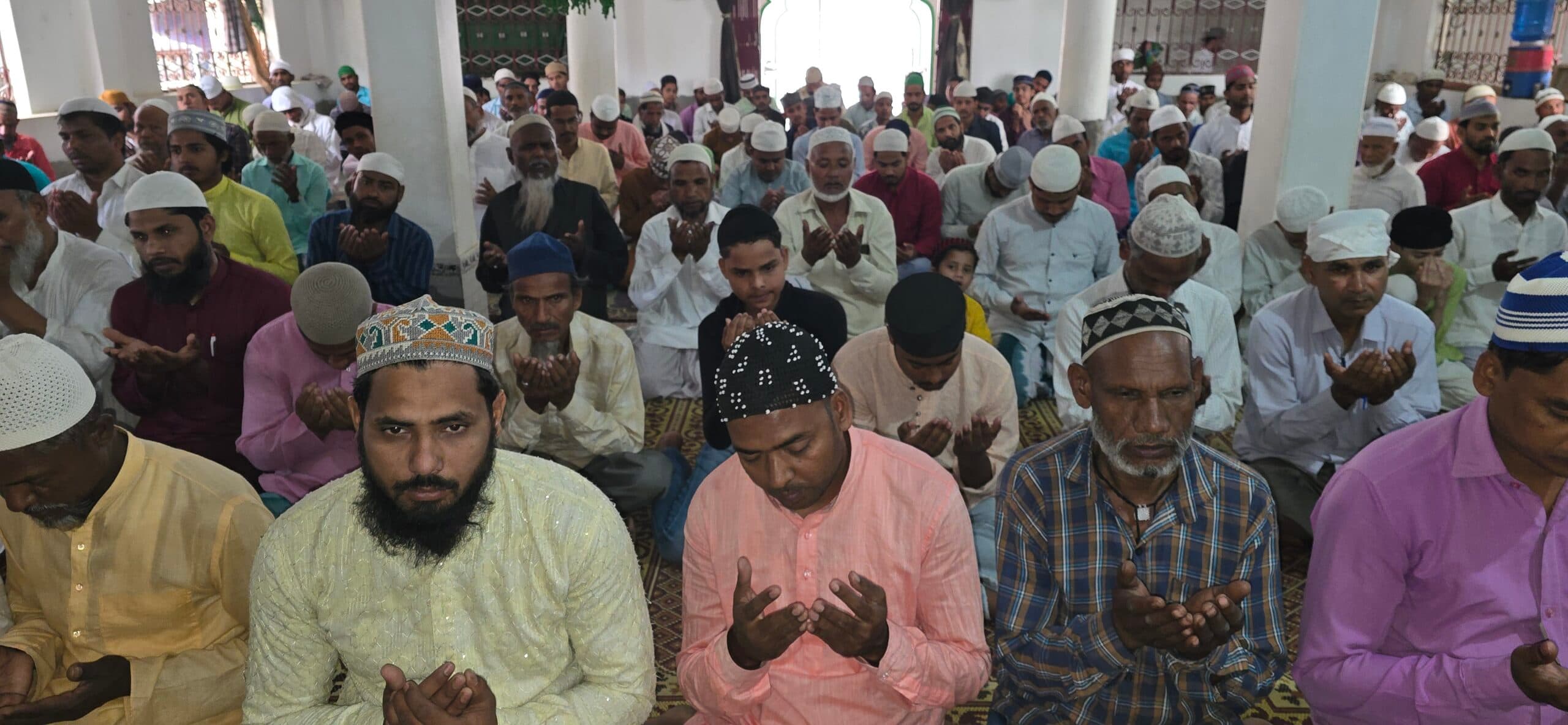 रमजान के जुमे की नमाज के लिए उमड़ी अकीदतमंदों की भीड़