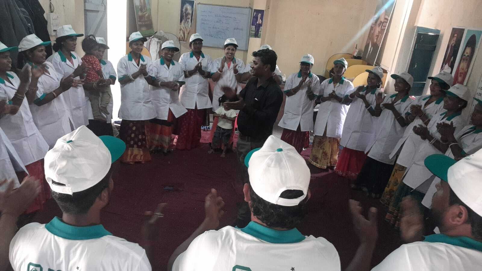 मशरूम उत्पादन प्रशिक्षण के 33 प्रतिभागियों के बीच आरसेटी का ड्रेस वितरित