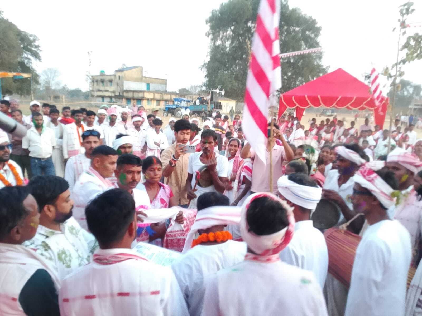 बमरजा में सरहुल मिलन समारोह में जुटे ग्रामीण