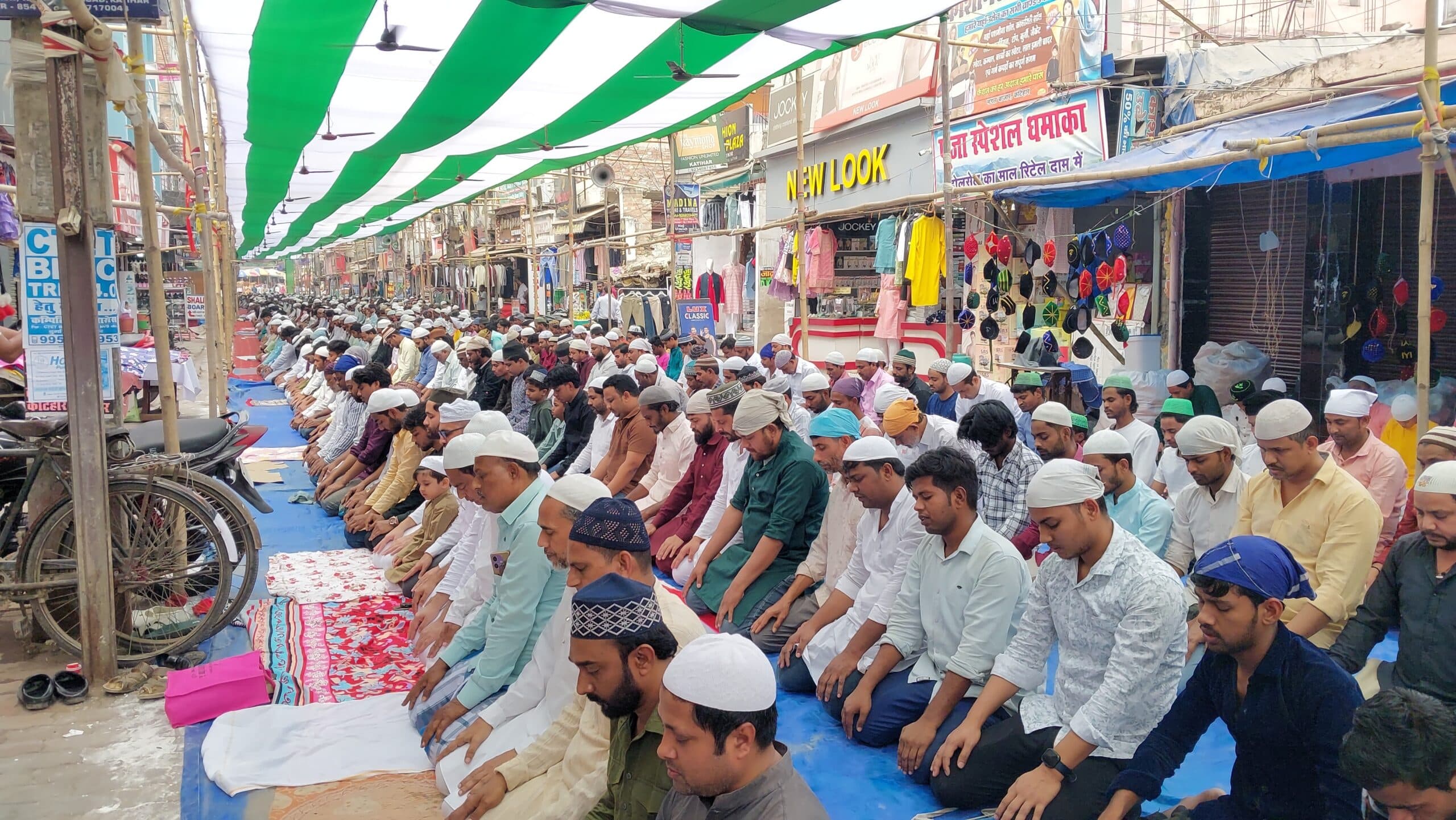 बड़ी मस्जिद में आखिरी जुमे की नमाज अदा करने के लिए उमड़ी भीड़