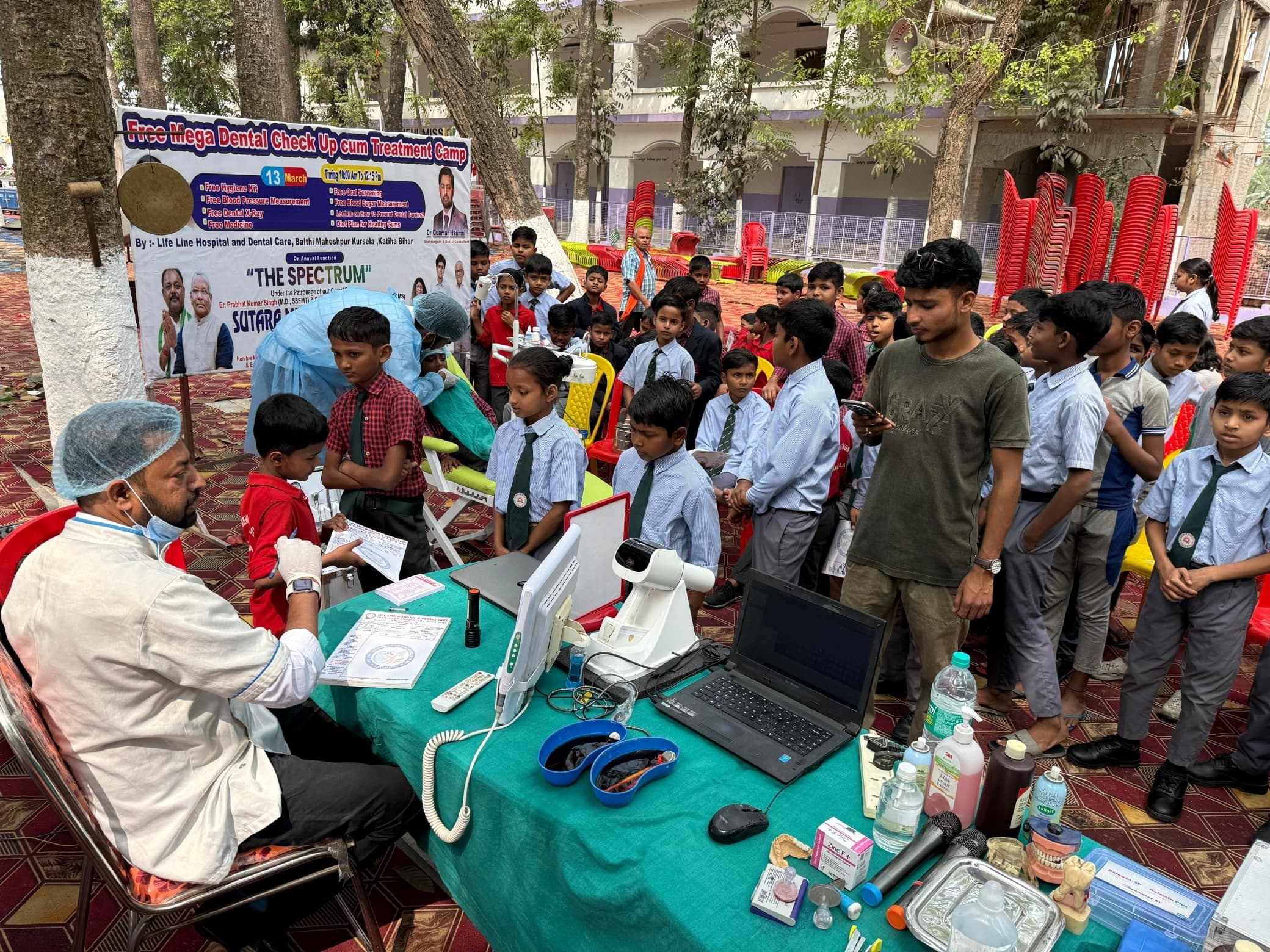 स्कूल में डेंटल शिविर का आयोजन कर बच्चों की दांत की जांच की