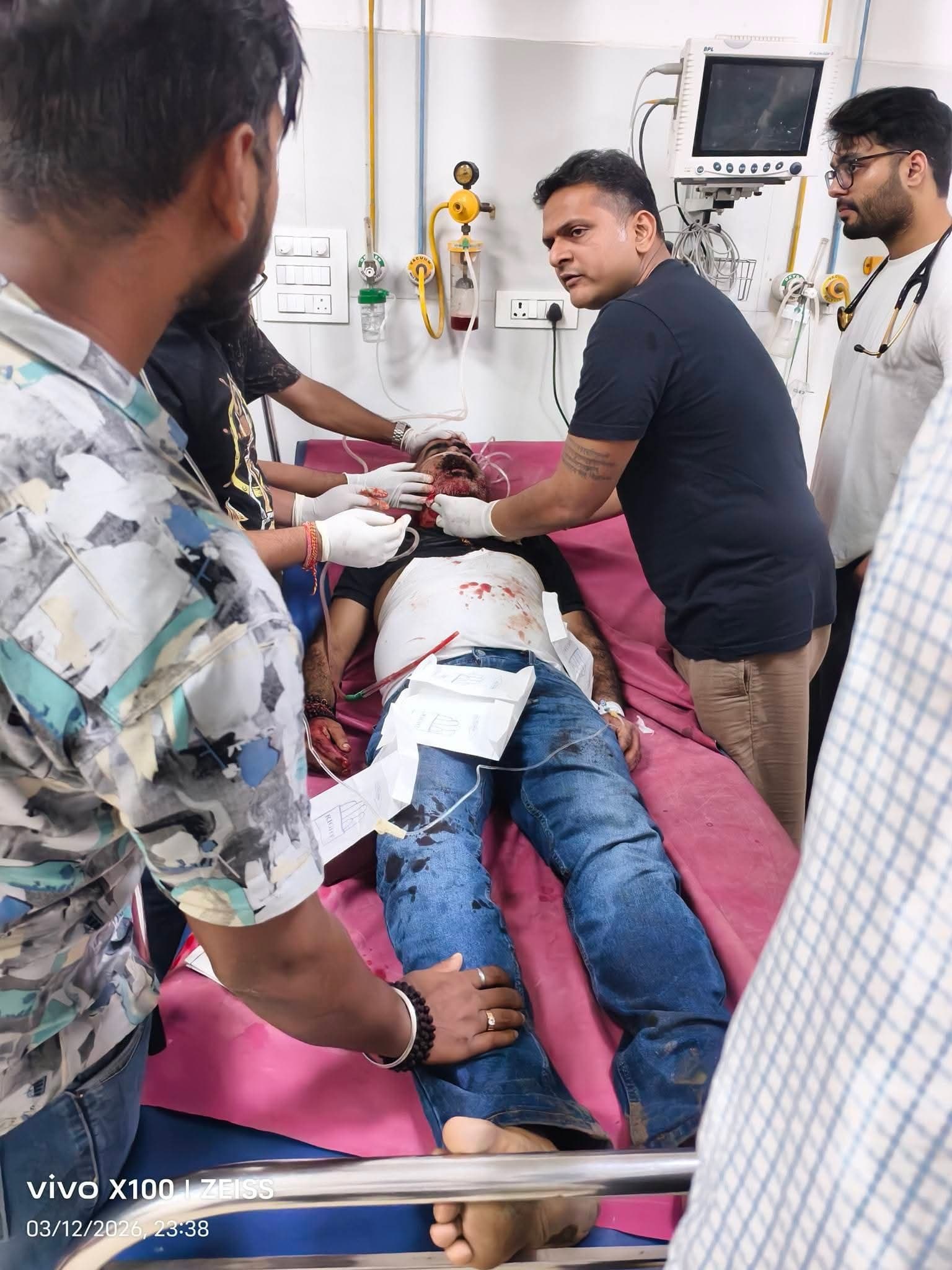 बीच सड़क पर लगे लोहे के डिवाइडर से टकरायी कार, दो घायल