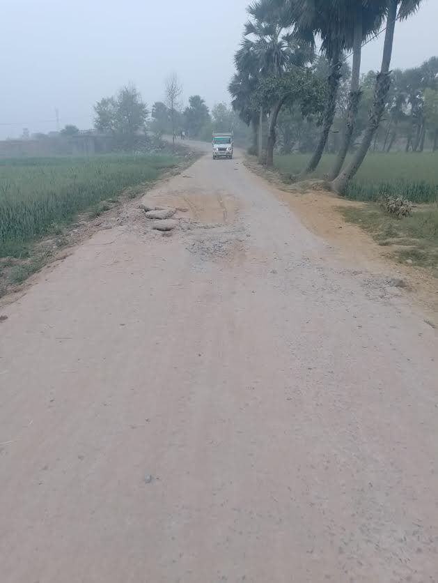 विधायक कोटे से बनी सड़क छह माह में ही हुई जर्जर
