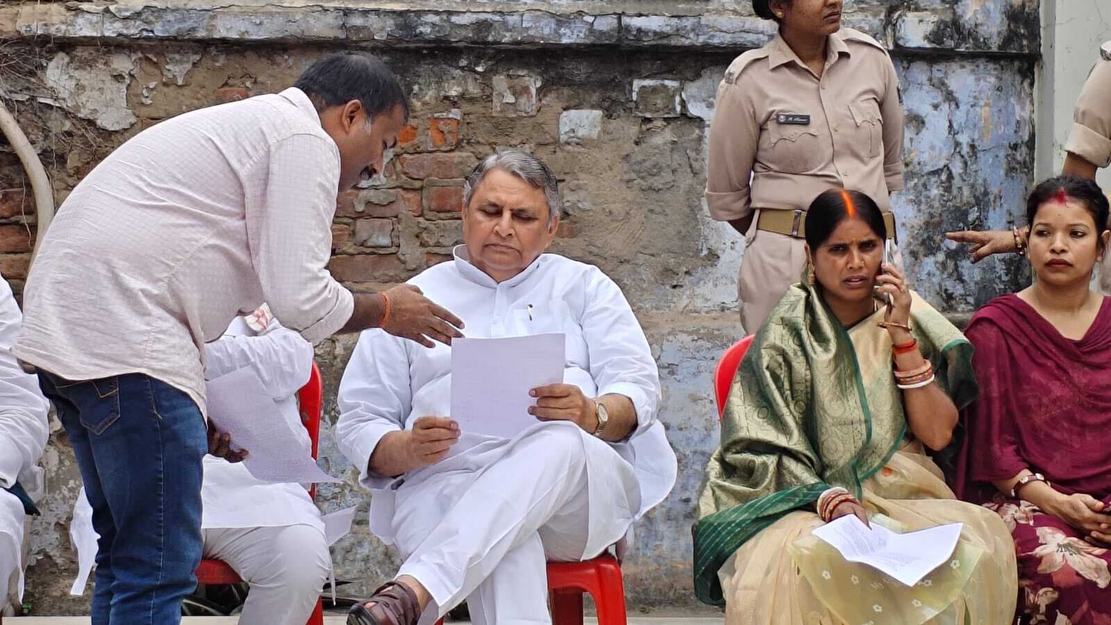 नाट्यकर्मियों ने नाटक विषय को एसटीईटी में शामिल करने की मांग के लेकर सौंपा मांग पत्र