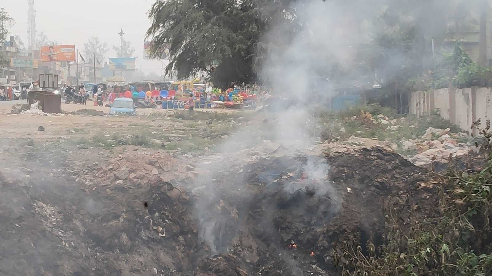 थाना गेट के पास कचरा जलाने से फैला धुआं, लोग हुए परेशान