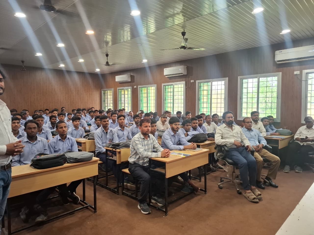 वर्तमान समय में युवाओं के लिए उद्यमिता की दिशा में आगे बढ़ना आवश्यक