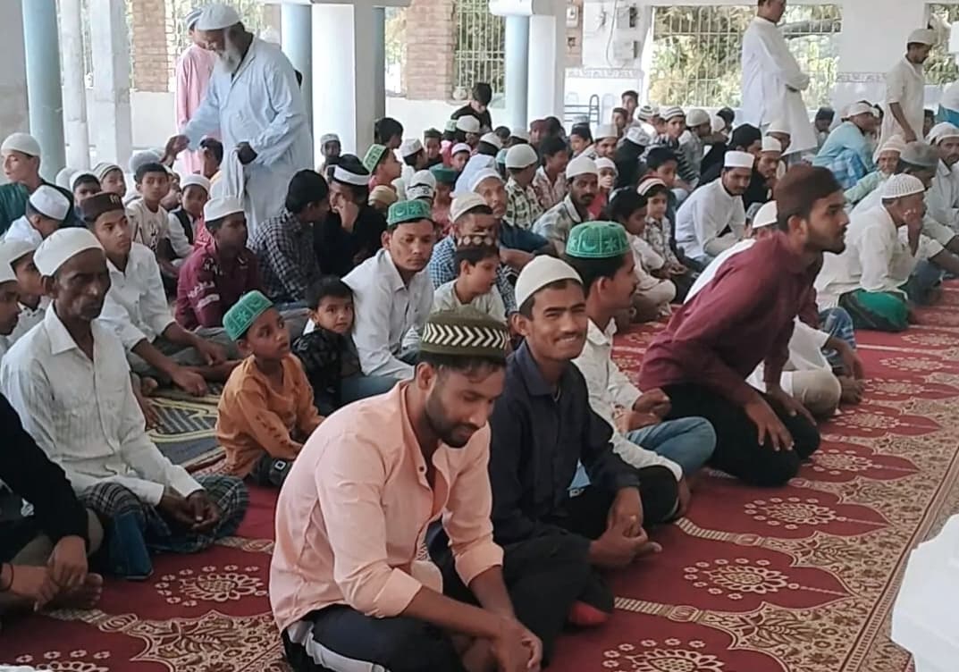 रोजेदारों ने अदा की चौथे जुमे की नमाज, अमन-चैन की मांगी दुआ