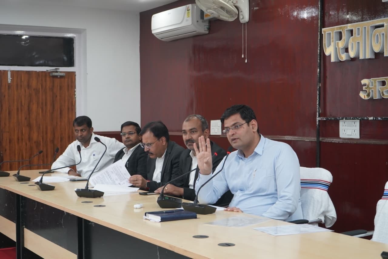 जिले में गैस सिलिंडर की कोई कमी नहीं, पैनिक होने से बचें उपभोक्ता : डीएम