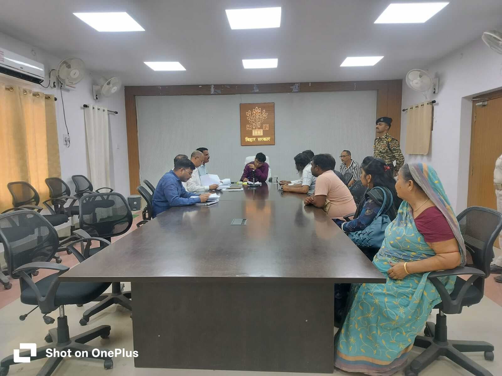 डीएम ने जनसुनवाई के दौरान सुनी फरियादियों की समस्या