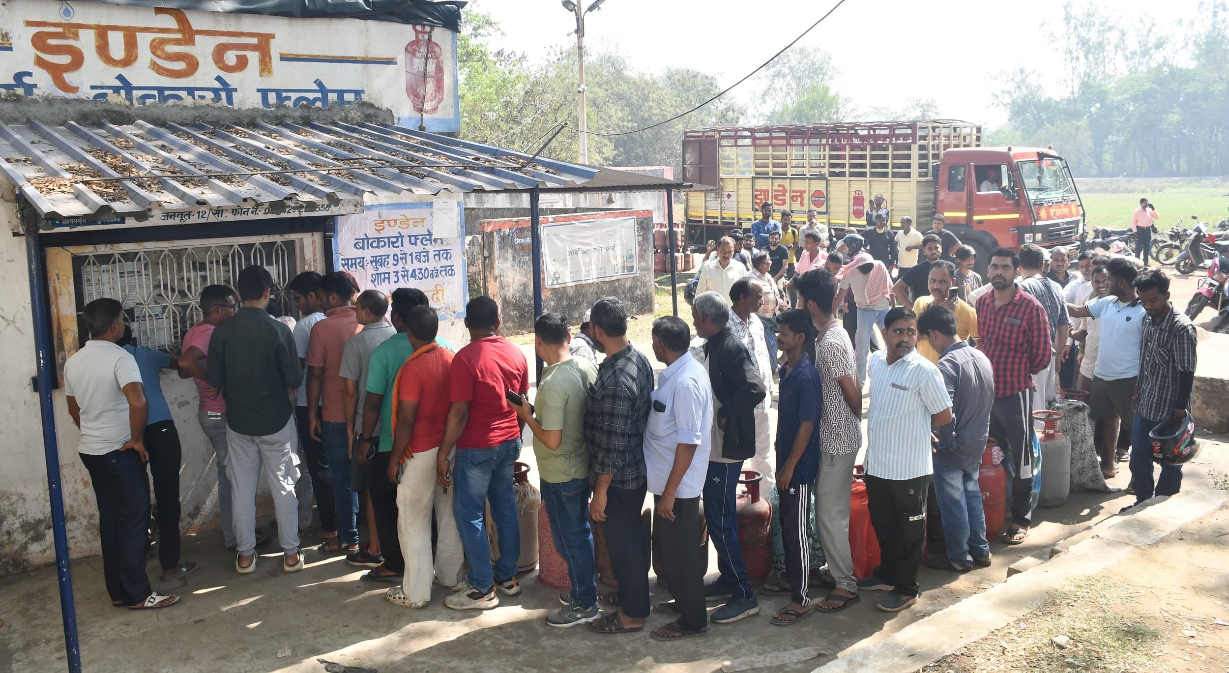 Bokaro News : घरेलू रसोई गैस के लिए सुबह से लग रहीं कतारें