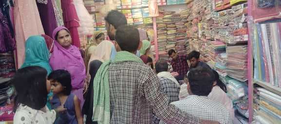 खरीदारों की भीड़, नये कपड़े और विशेष पकवानों की खरीदारी ने बाजारों में बढ़ायी चहल-पहल