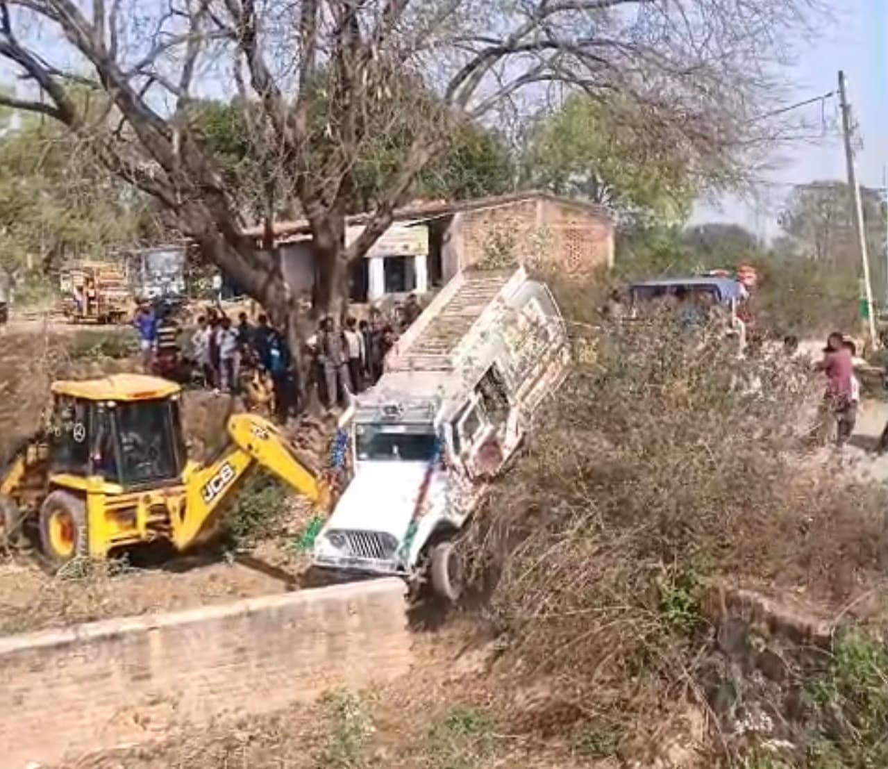 Giridih News : ब्रेक फेल होने से स्कूली वाहन गड्ढे में जा गिरा, कई बच्चे हुए चोटिल