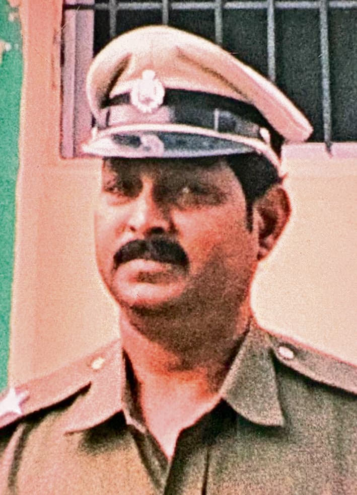 Rourkela News: बड़गां थाना के एएसआइ 25 हजार रिश्वत लेते गिरफ्तार, 3.31 लाख रुपये नकद व महंगी विदेशी शराब जब्त