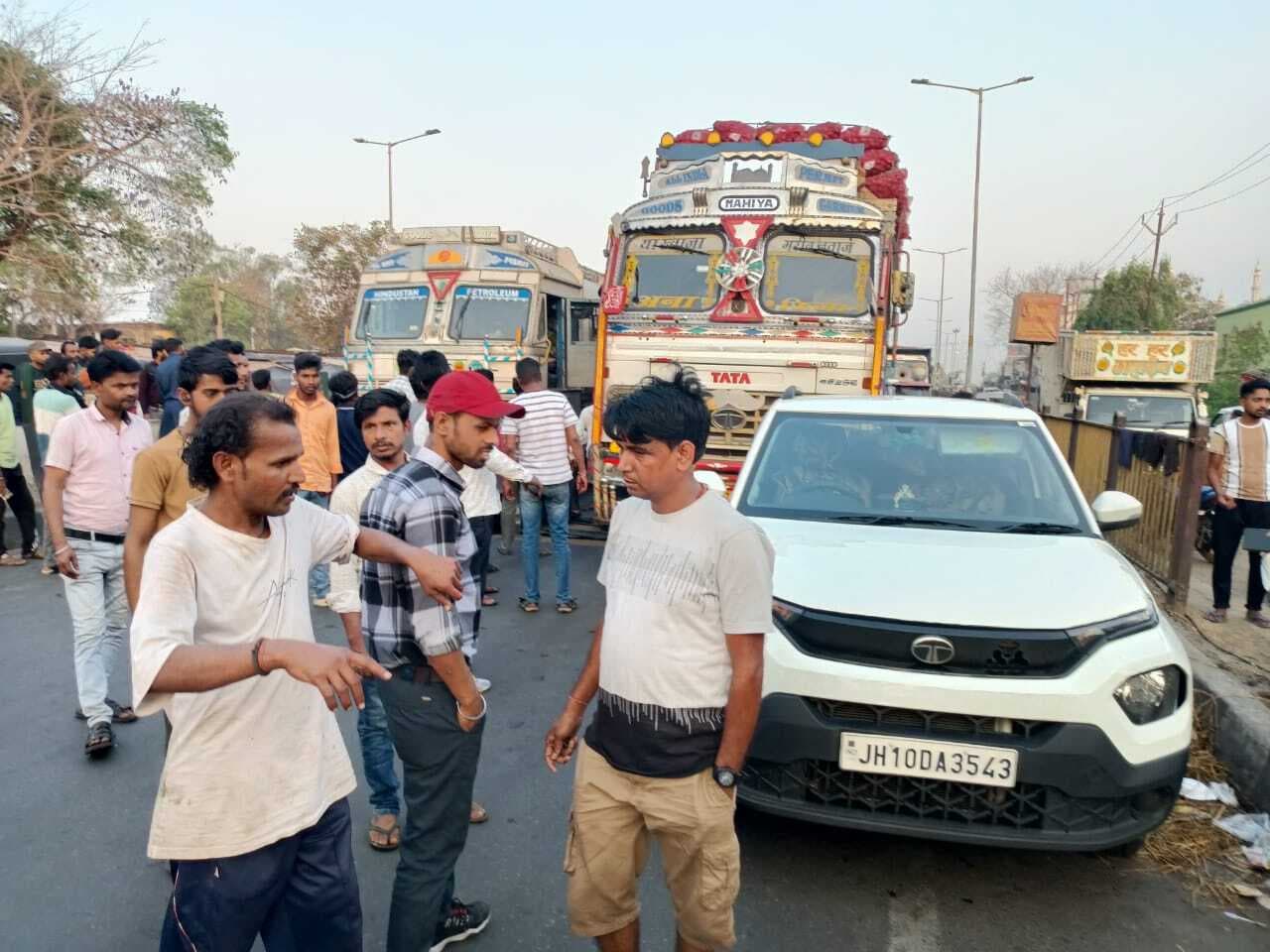 Dhanbad News: हवाई जहाज का ईंधन लेकर जा रहा टैंकर के इंजन में लगी आग, हादसा टला