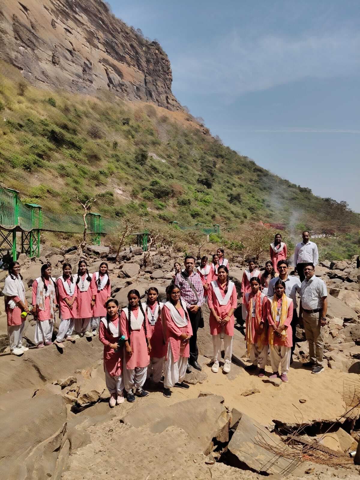 मुख्यमंत्री बिहार दर्शन योजना के तहत छात्राओं ने किया शैक्षणिक परिभ्रमण