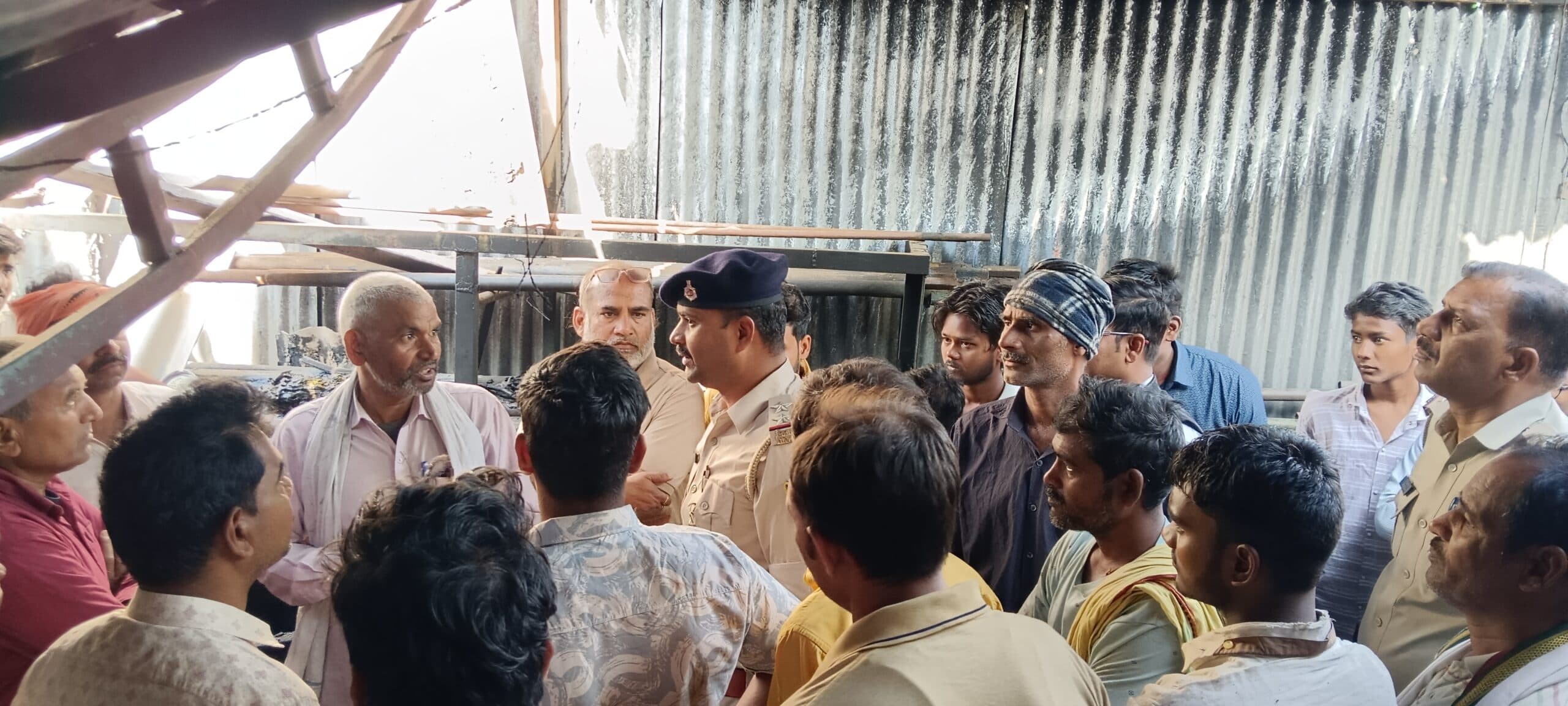 खैरहीं कला में टेंट गोदाम में लगी भीषण आग, 70–80 लाख के नुकसान का अनुमान