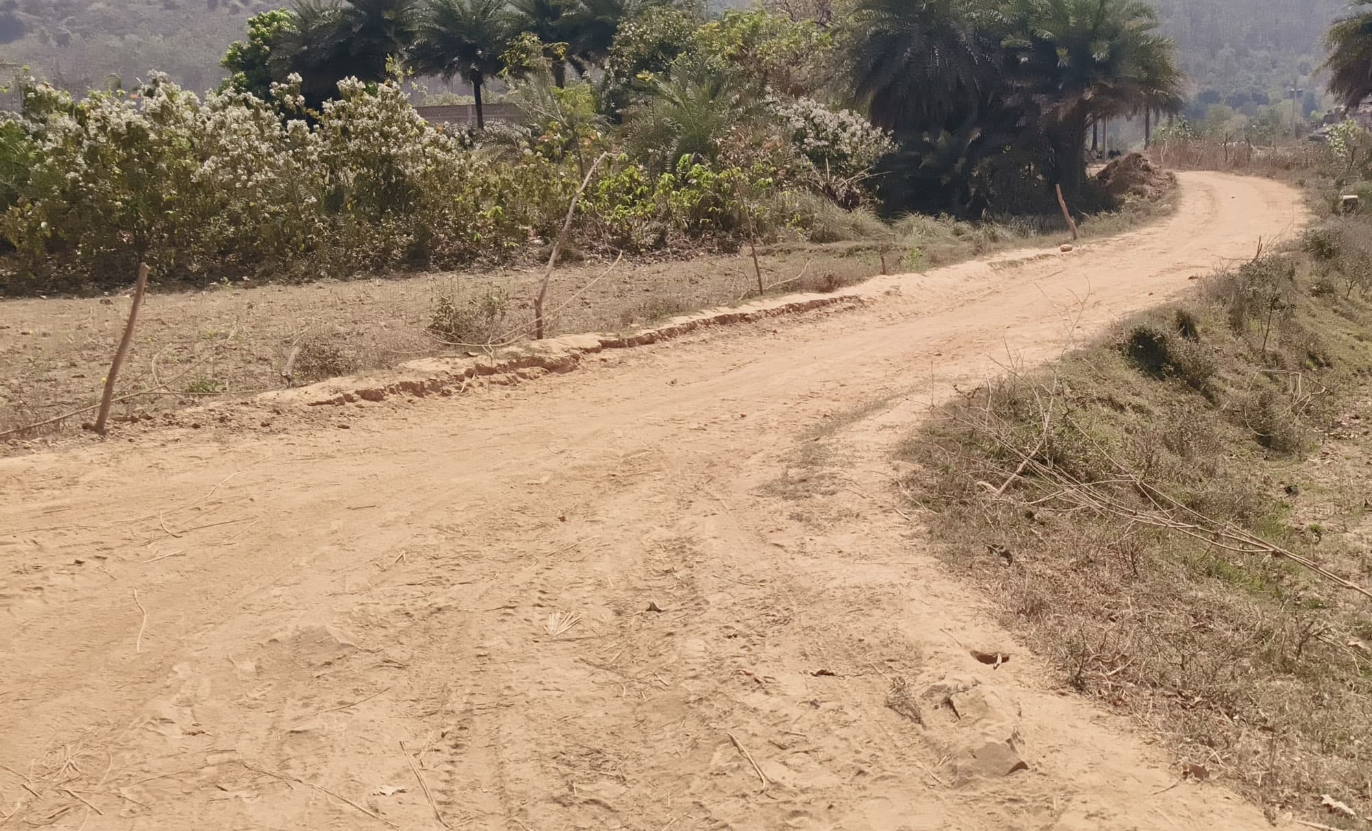 सड़क का काम अधूरा छोड़ ठेकेदार फरार, ग्रामीण आक्रोशित