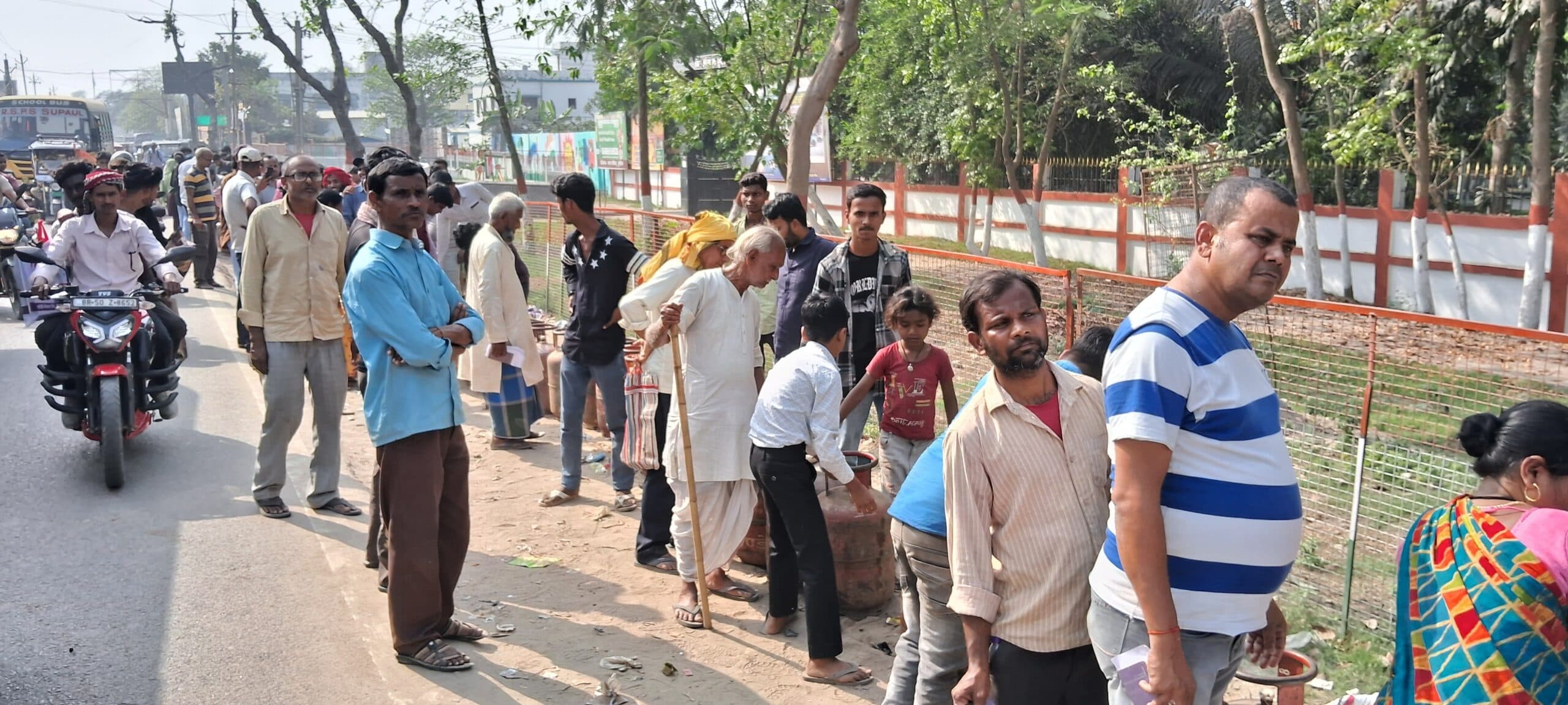 घरेलू गैस लेने के लिए सुबह से ही एजेंसी कार्यालय के समीप उपभोक्ताओं की लगी रही कतार