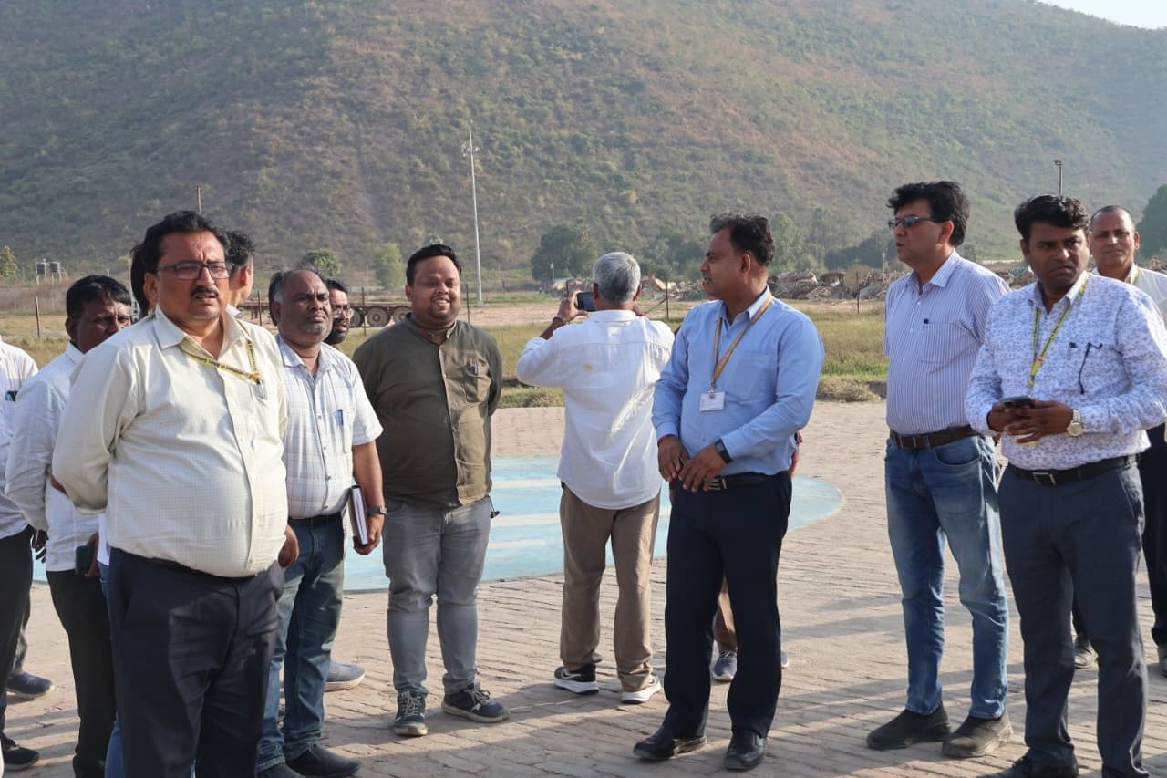 विकास योजनाओं को आकर्षित ढंग से करें प्रदर्शित: डीएम