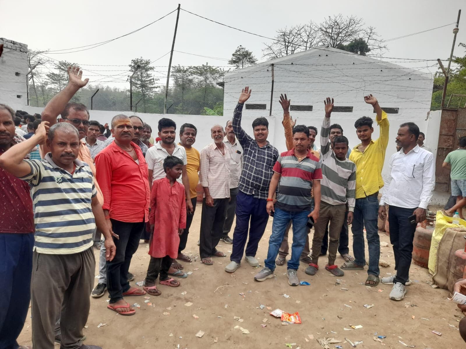 सिलिंडर नहीं मिलने से उपभोक्ताओं का प्रदर्शन