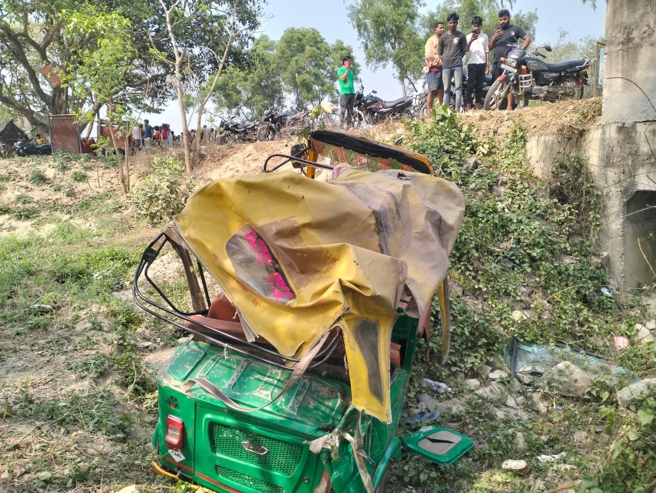 तेज रफ्तार अनियंत्रित सीएनजी ऑटो के पलटने से वृद्धा की मौत