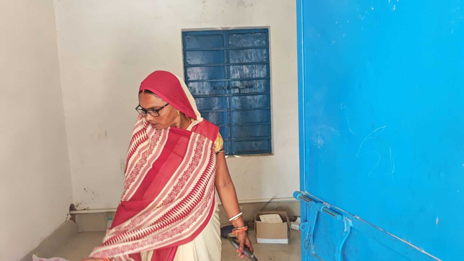 चोरों ने ताला तोड़कर सिलिंडर व पोषण सामग्री चुराया