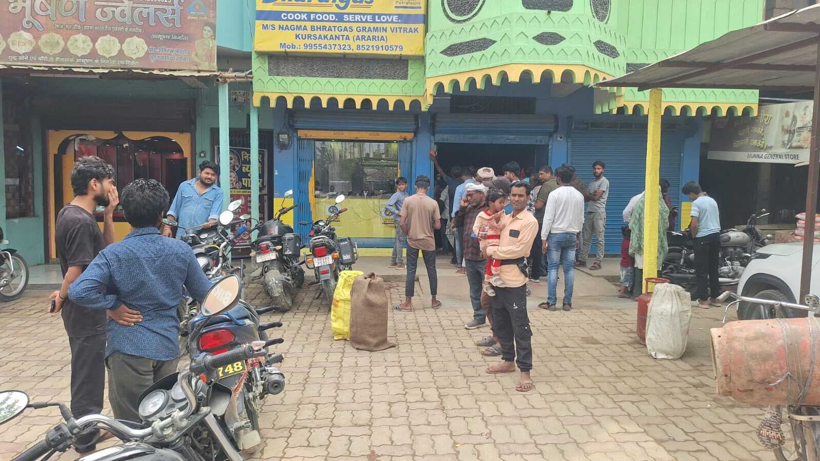 प्रखंड में ऑनलाइन बुकिंग के 25वें दिन दिया जा रहा सिलिंडर