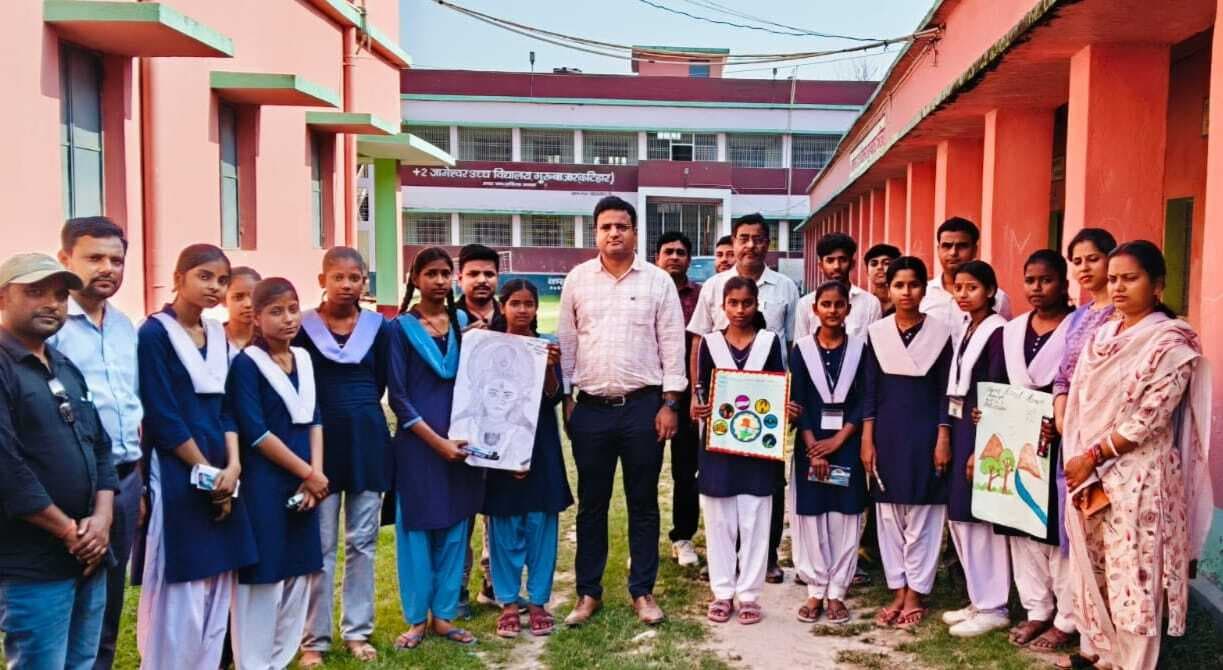 उवि में प्रतियोगिता आयोजित की गयी, बीइओ ने किया पुरस्कृत