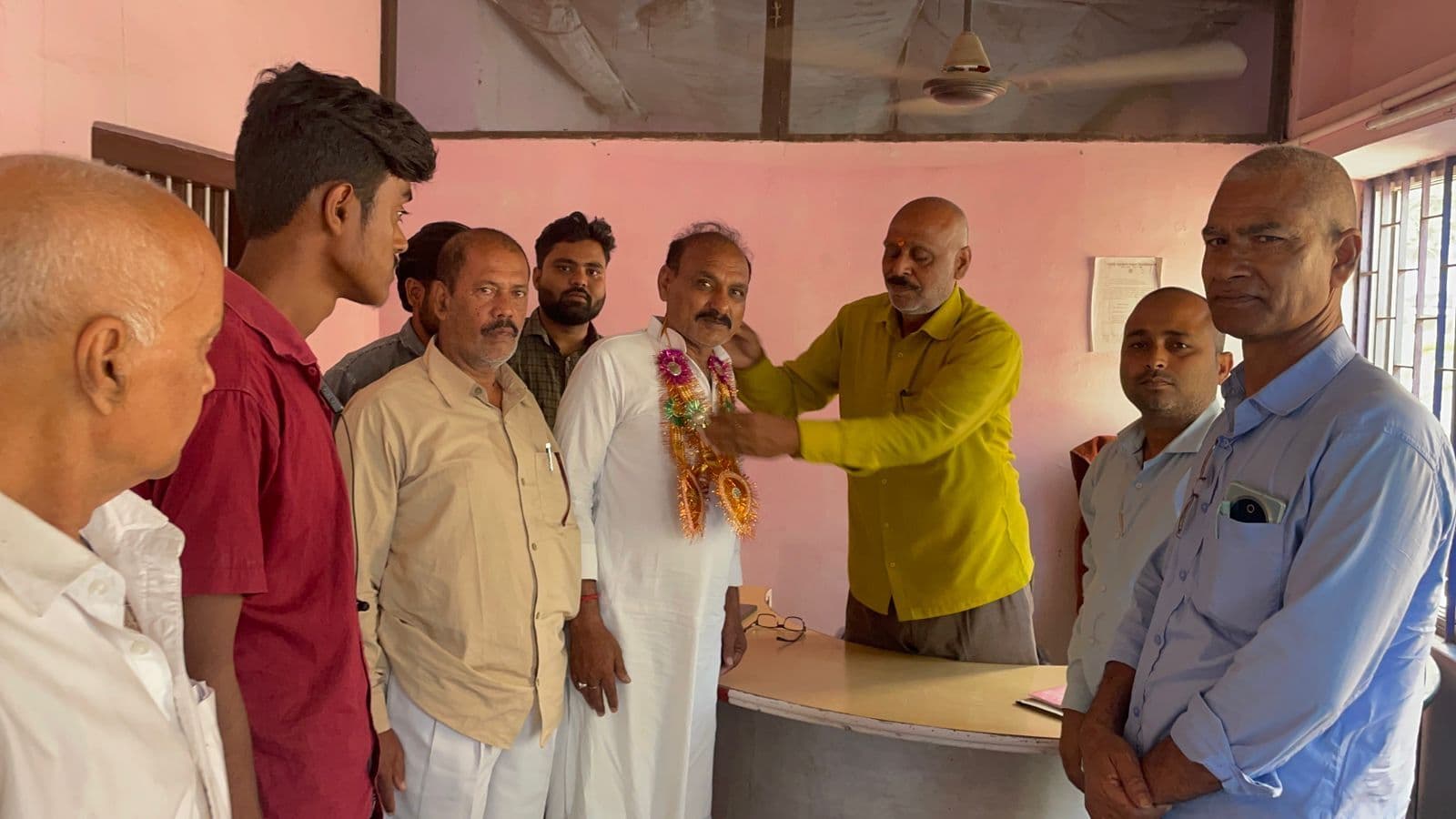 प्रो शिव ने सिनेट सदस्य के लिए भरा नामांकन का पर्चा