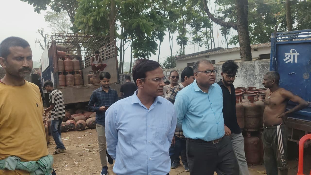 सुबह से ही ऐजेंसी पर लाइन में लग रहे उपभोक्ता, बढ़ी परेशानी