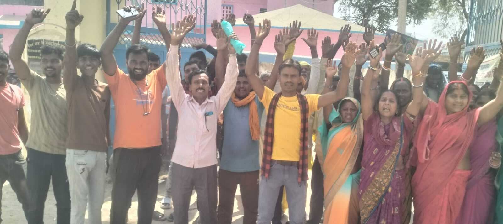 सार्वजनिक भूमि पर कब्जा करने के विरोध में ग्रामीणों का फूटा आक्रोश