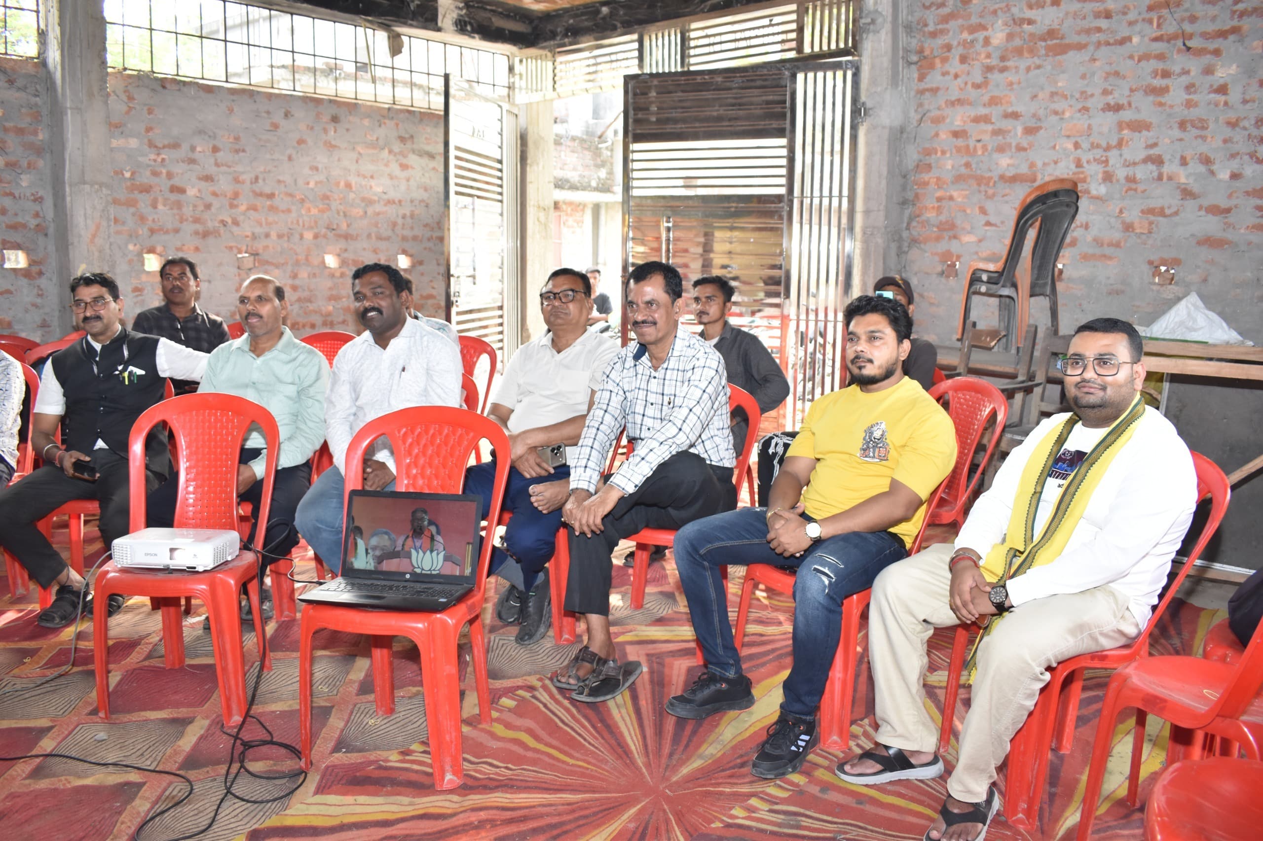 प्रोजेक्टर के माध्यम से लोगों ने सुना पीएम मोदी का भाषण