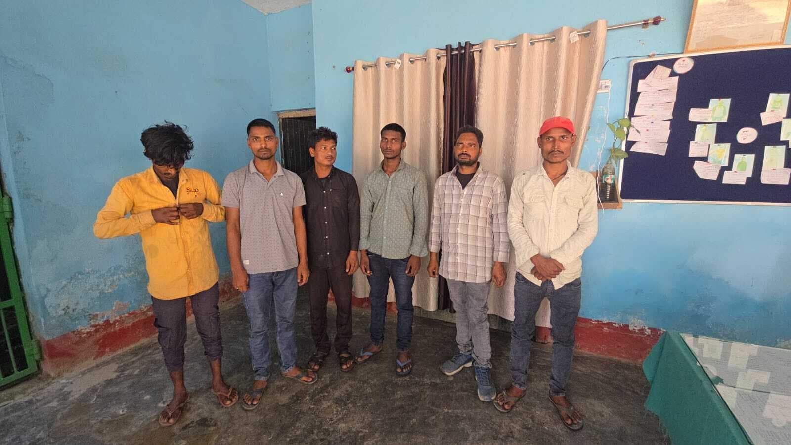 ऑटो से 25.875 लीटर विदेशी शराब बरामद, छह गिरफ्तार