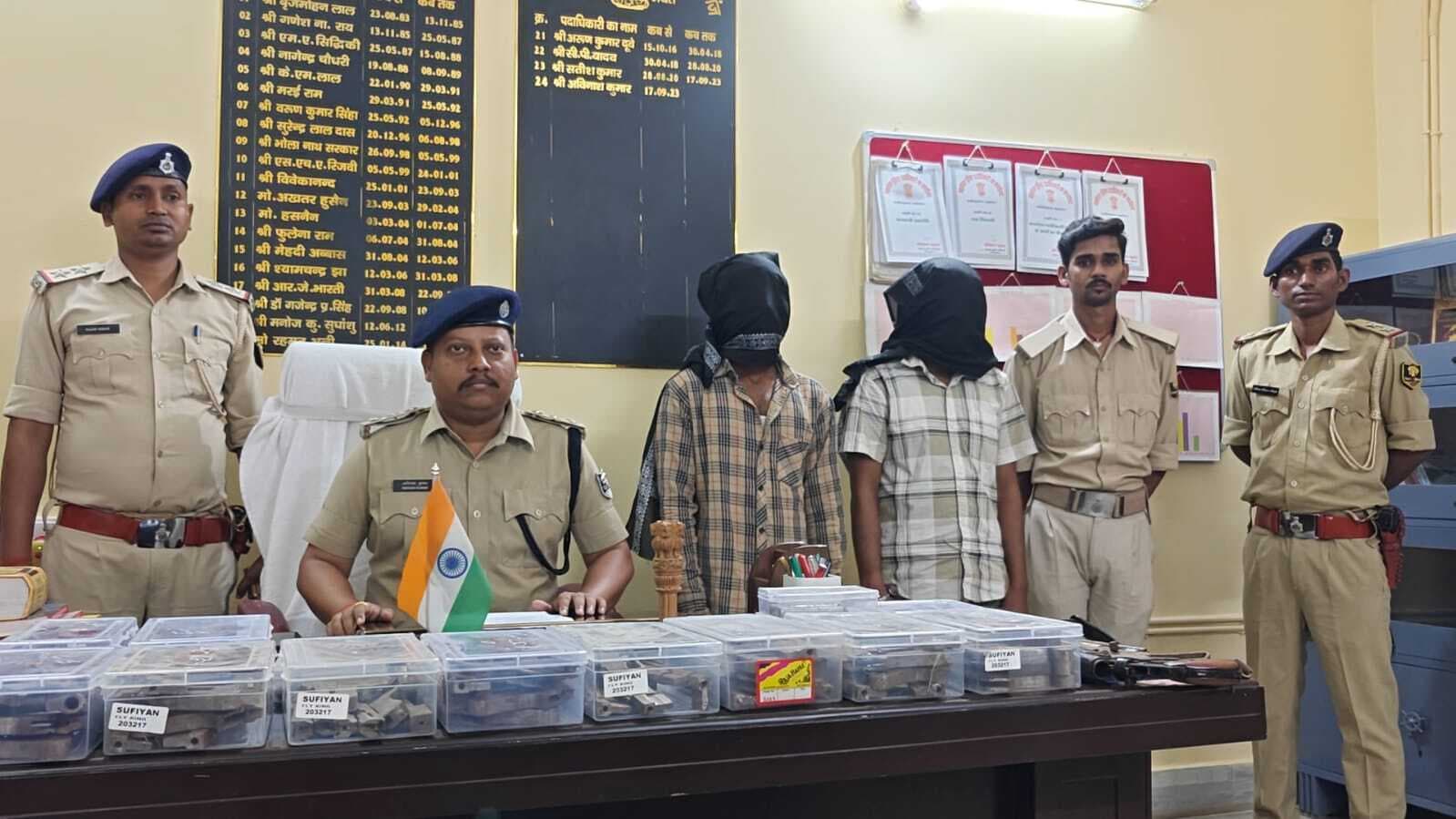 उदाकिशुनगंज में अवैध मिनी गन फैक्ट्री का हुआ भंडाफोड़, भारी मात्रा में हथियार व उपकरण बरामद