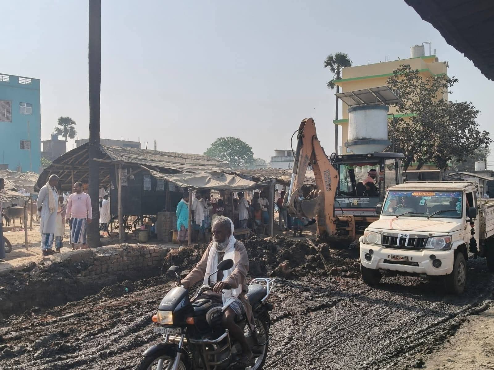 मंत्री की पहल पर जेसीबी से हुई मुख्य नाले की सफाई