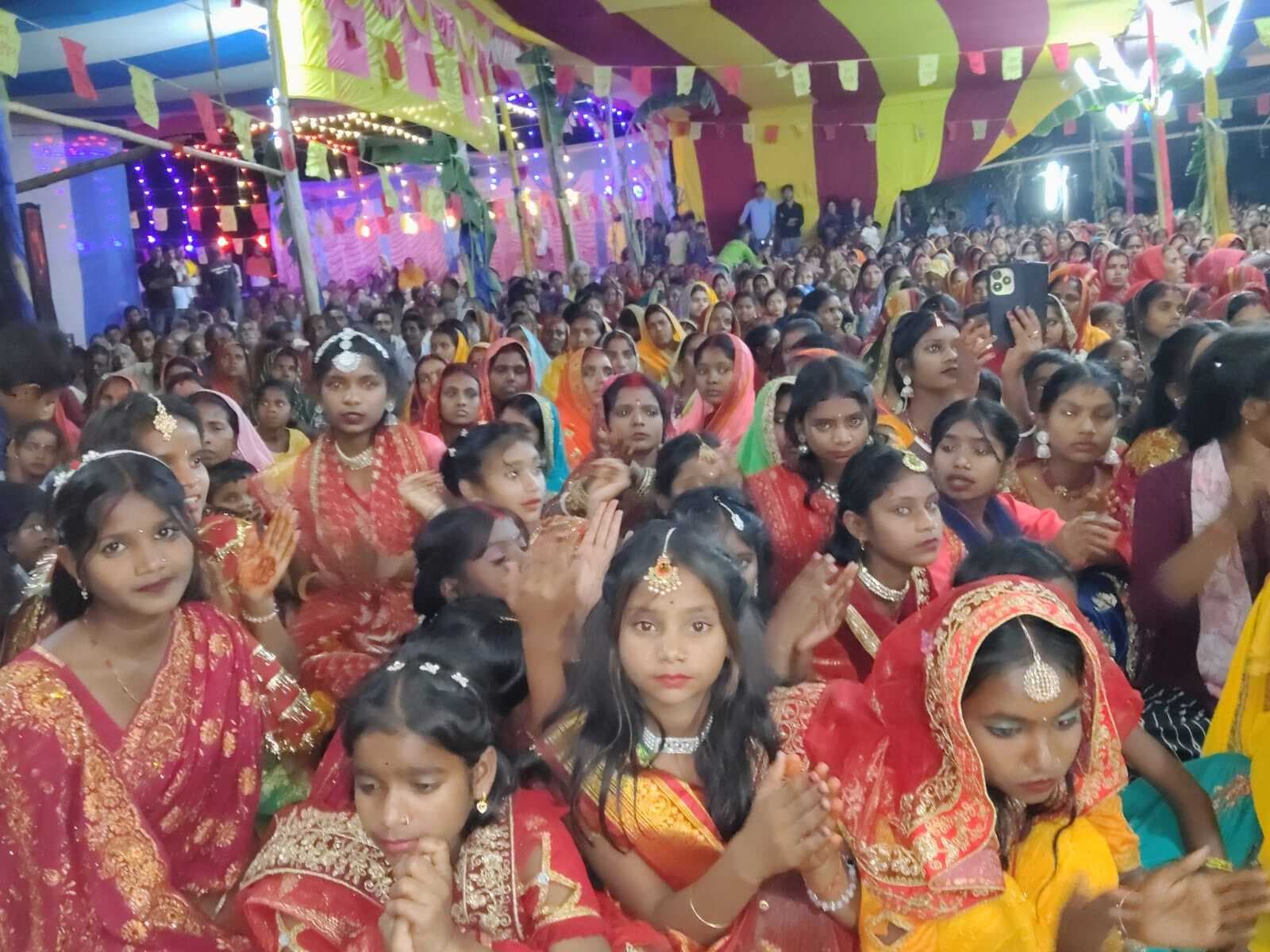 भक्ति में डूबा झपनियां, श्रीमद्भागवत कथा में उमड़ी श्रद्धालुओं की भीड़, मंगल गीतों से गूंजा गांव