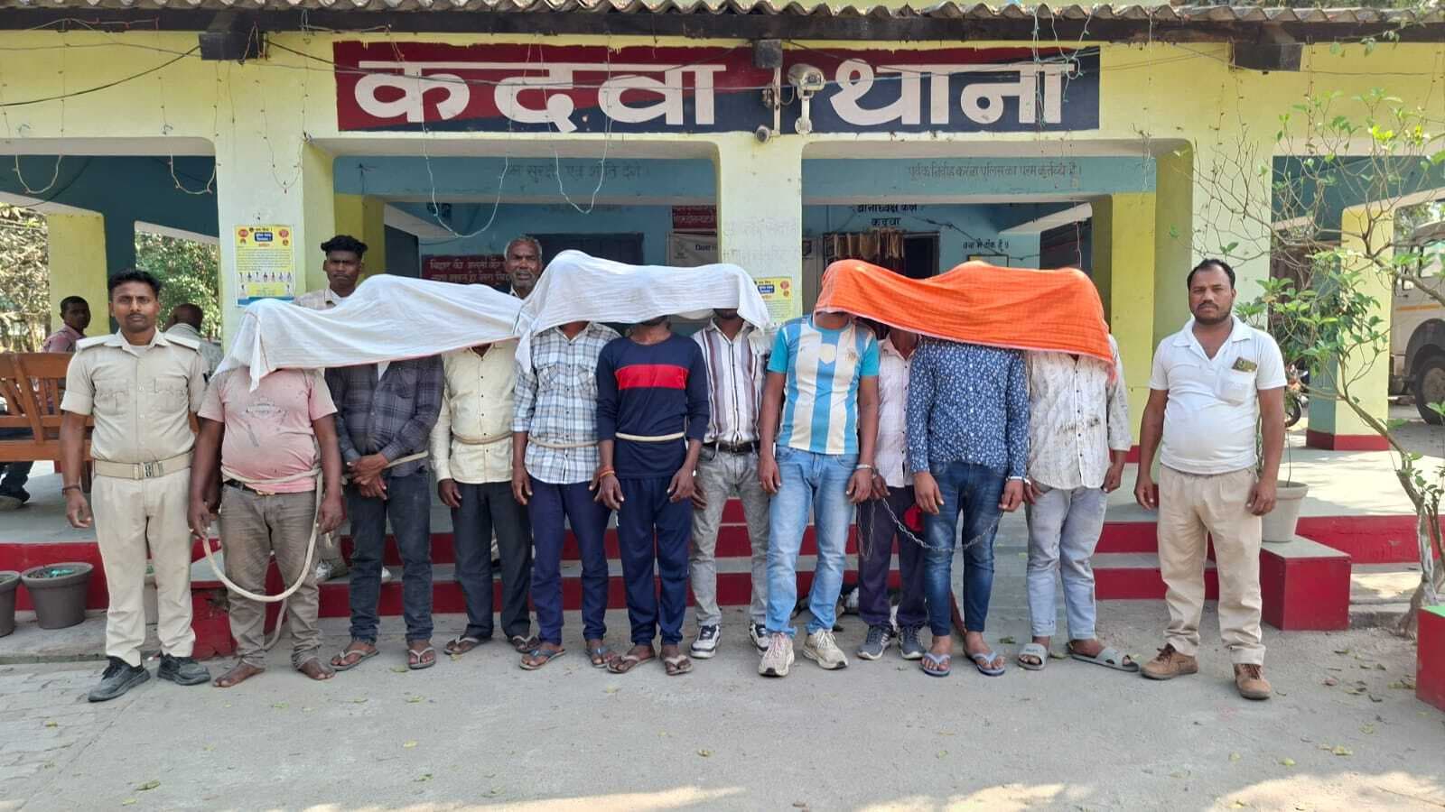 शराब पीकर हंगामा कर रहे 10 शराबियों को पुलिस ने किया गिरफ्तार