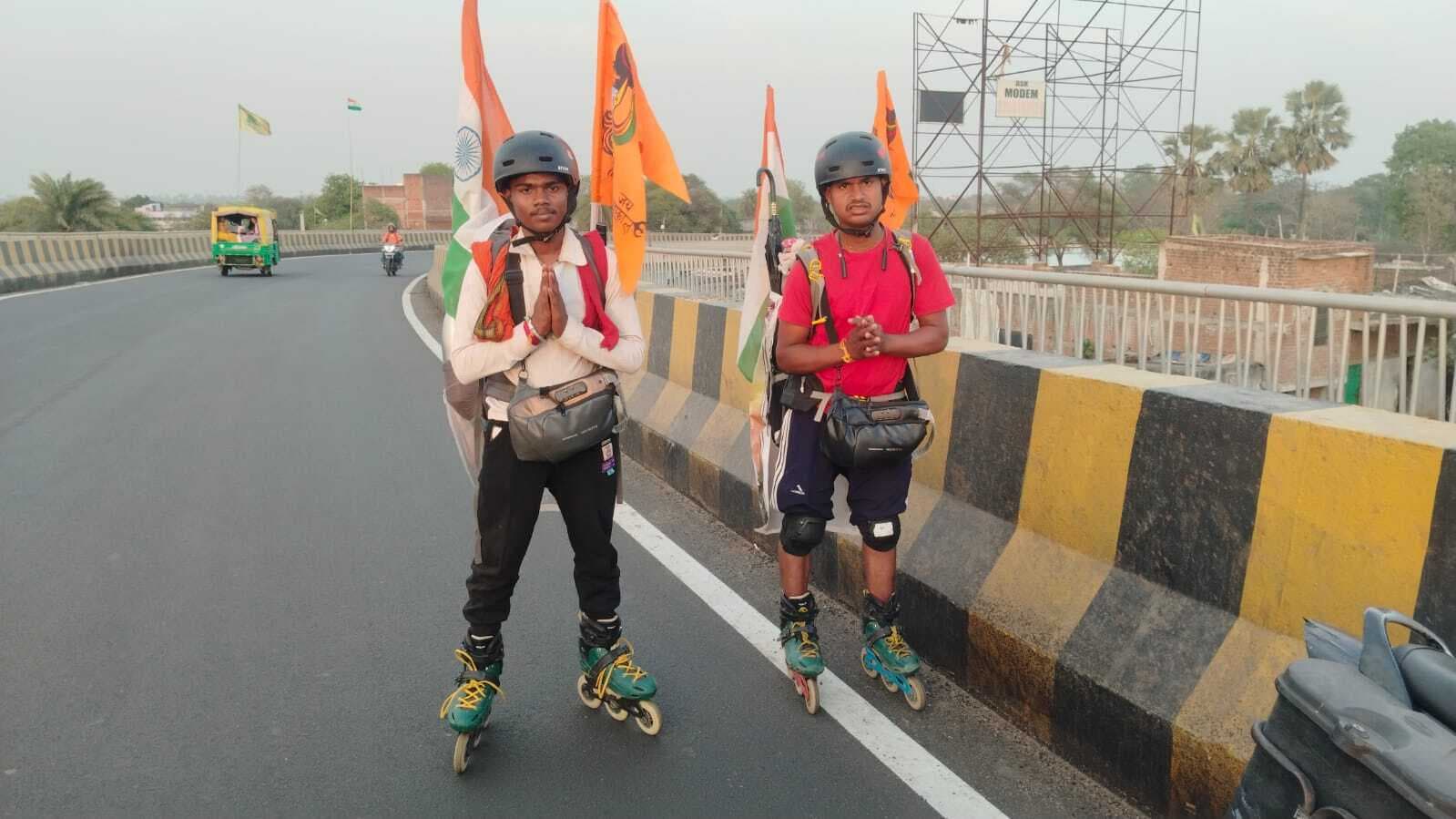 Deoghar news : स्केटिंग करते हुए 12 ज्योतिर्लिंगों व चार धाम की यात्रा पर निकले वैशाली के दो युवक