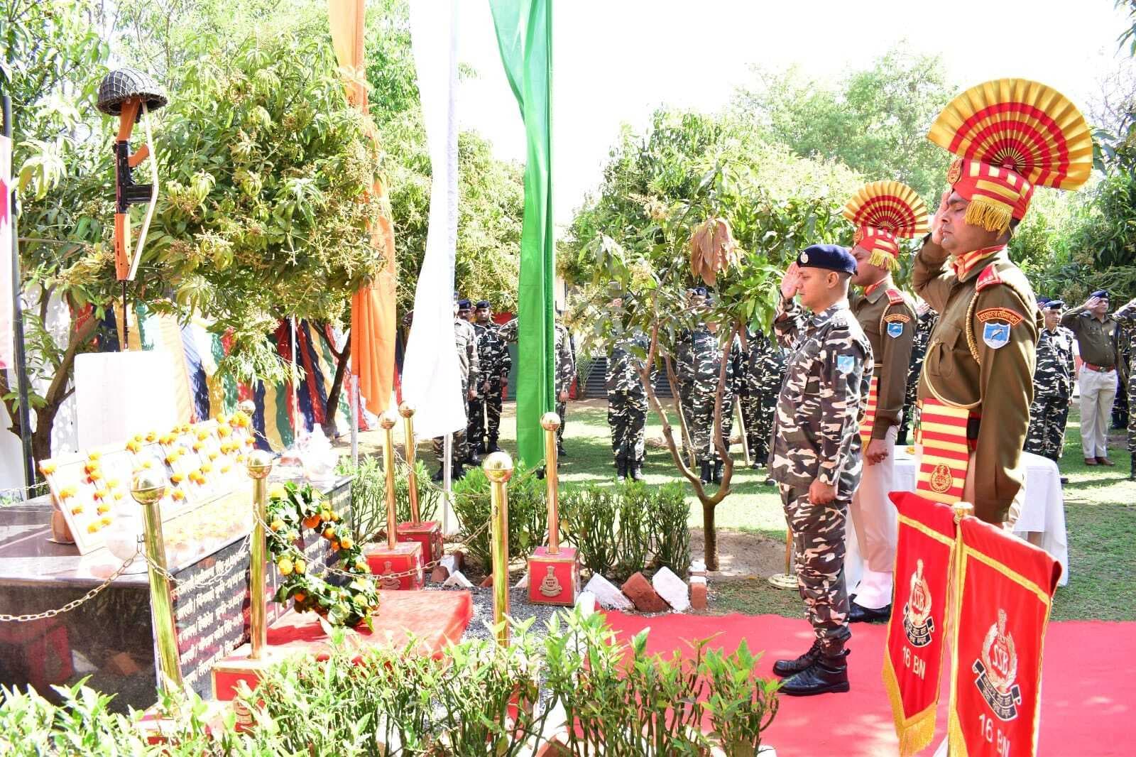 एसएसबी के वीर शहीदों को स्मरण परेड में दी गयी श्रद्धांजलि