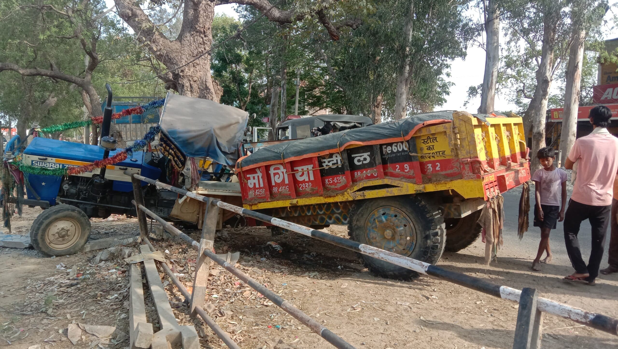 ट्रैक्टर ने बुजुर्ग को मारी टक्कर, हालत नाजुक