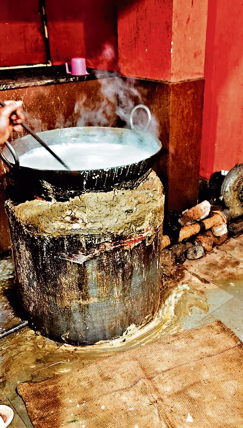 Rourkela News: रसोई गैस संकट : डीजल भट्ठी की ओर लौटे कई होटल मालिक, फास्ट फूड और स्ट्रीट वेंडरों के रोजगार पर मंडरा रहा संकट