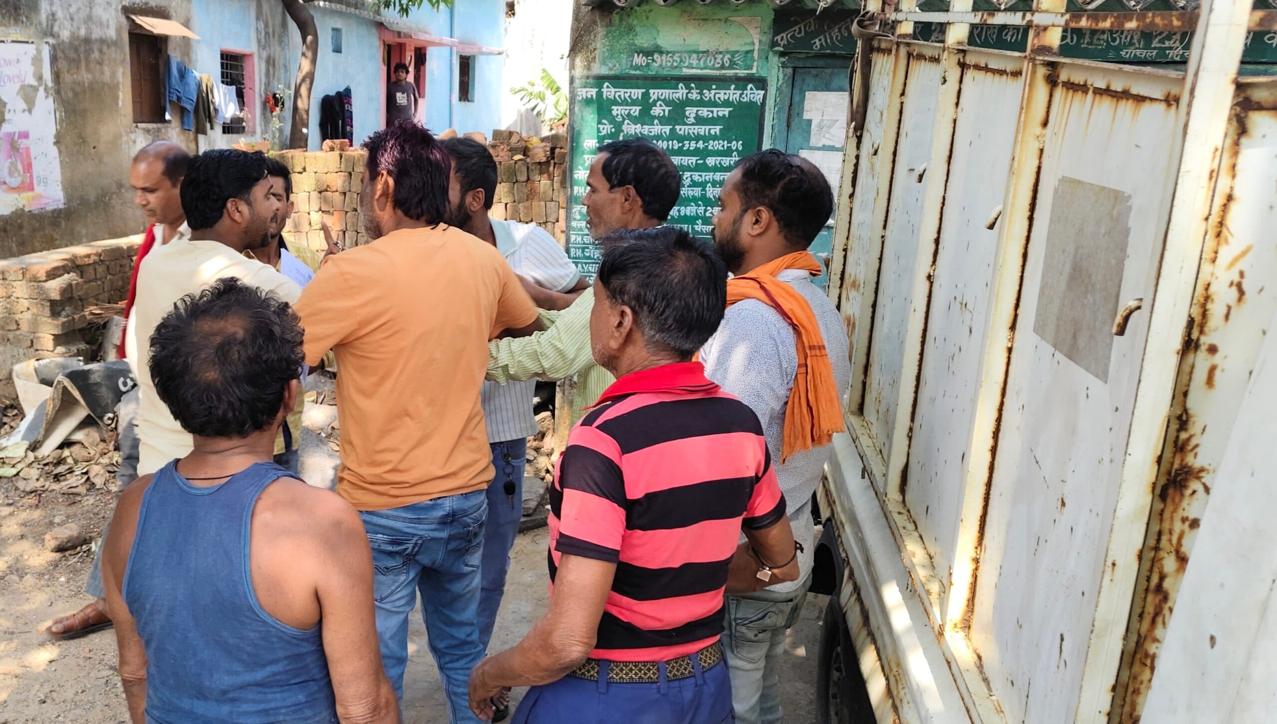 Dhanbad News: अनाज बाहर ले जाने का विरोध, ग्रामीणों व दुकान संचालक में नोकझोंक