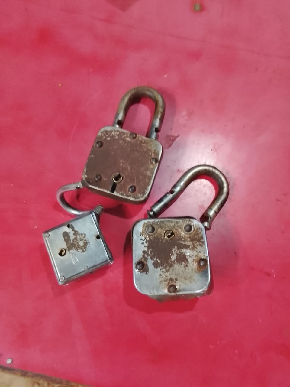 पुसौली बाजार में चार दुकानों का तोड़ा ताला, महंगी मिठाई ले भागे चोर