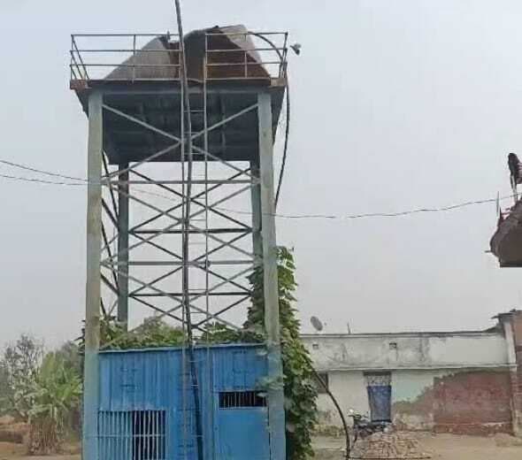 जमुनिनार में नल जल की टंकी फटने से गिरकर बर्बाद हो रहा पानी