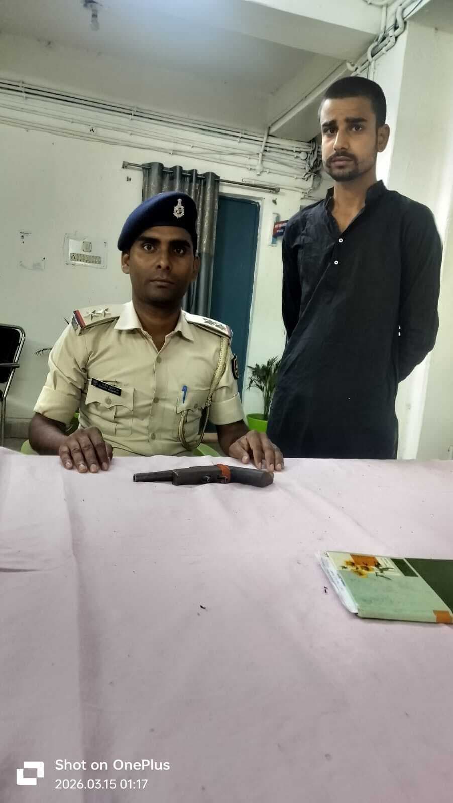 करगहर बाजार से कट्टे के साथ युवक गिरफ्तार