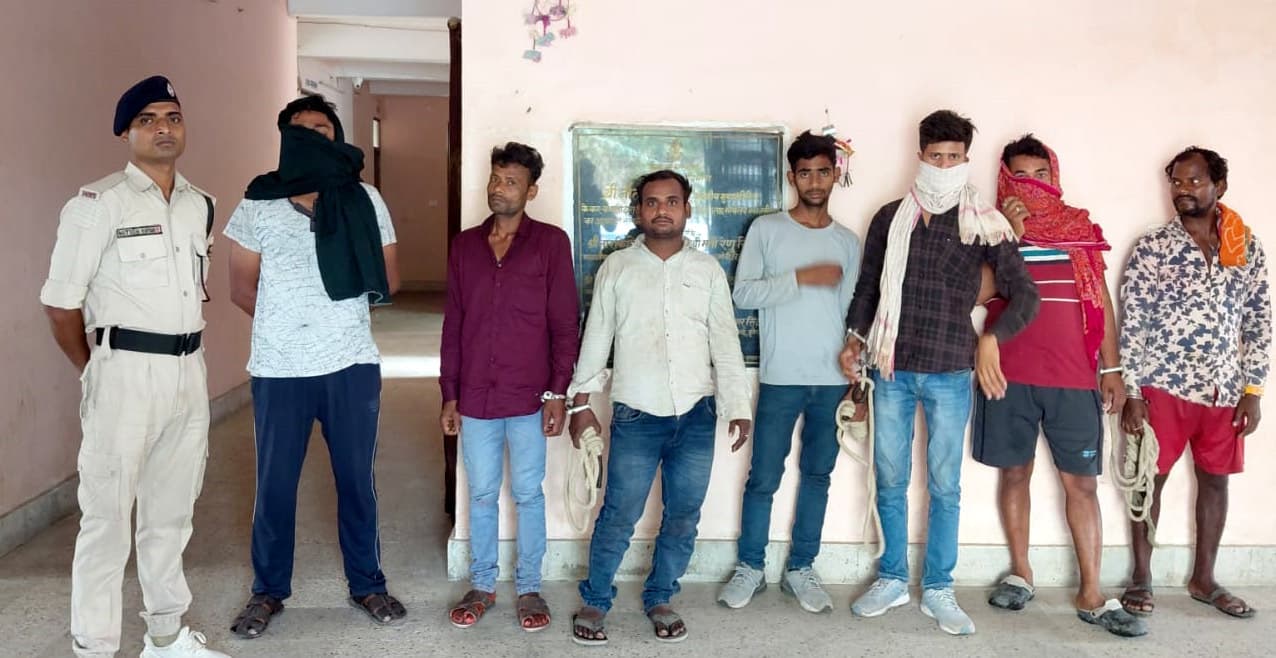 आठ लीटर बीयर के साथ एक तस्कर व सात शराबी गिरफ्तार